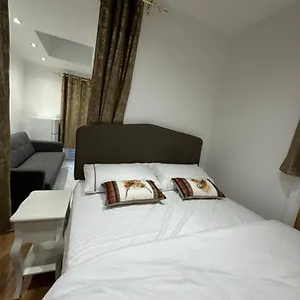 Apartment 4th Flat With Private Own Bathroom A Luxury Family Setup And Furnished With Double Bed A Double Futon-sofa Bed A Single Futon Bed A Baby Cot And Garden And Free Parking United Kingdom